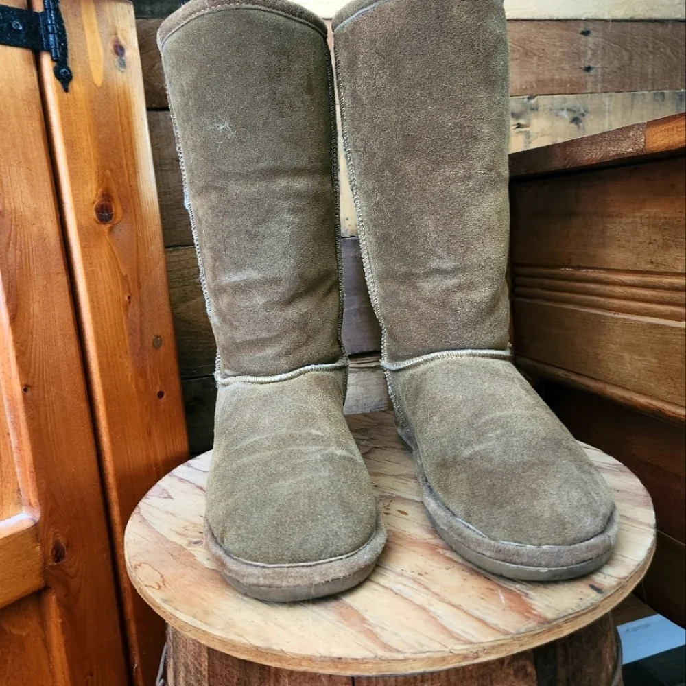 BEARPAW TALL FUR LINED BOOTS-SIZE 8
